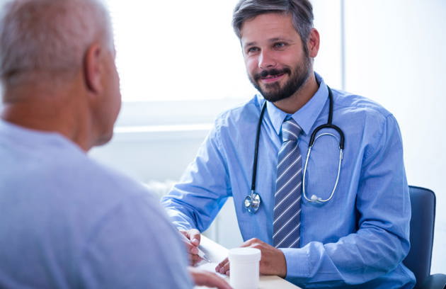 A doctor discussing respiratory symptoms with a patient at a Pulmonology Hospital in Sharjah.