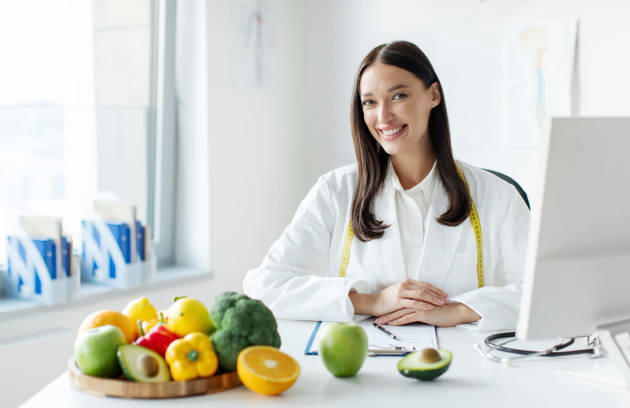 A clinical nutritionist providing personalized dietary guidance at a Nutrition Hospital in Sharjah.