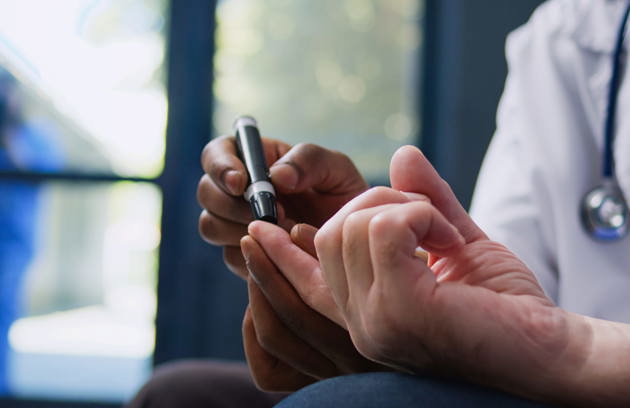 An Endocrinology Specialist in Sharjah performing a blood glucose test to assess diabetes management.